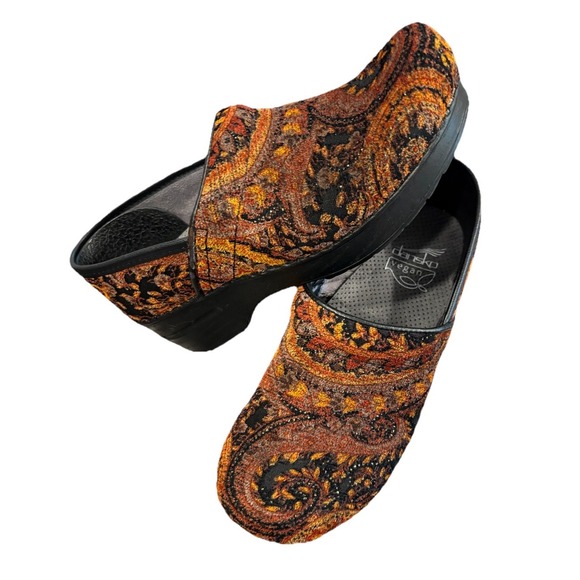 DANSKO Vegan Clogs Size 37 Red Shimmer Paisley Tapestry Velvet  Women's 6.5 US - Picture 4 of 8